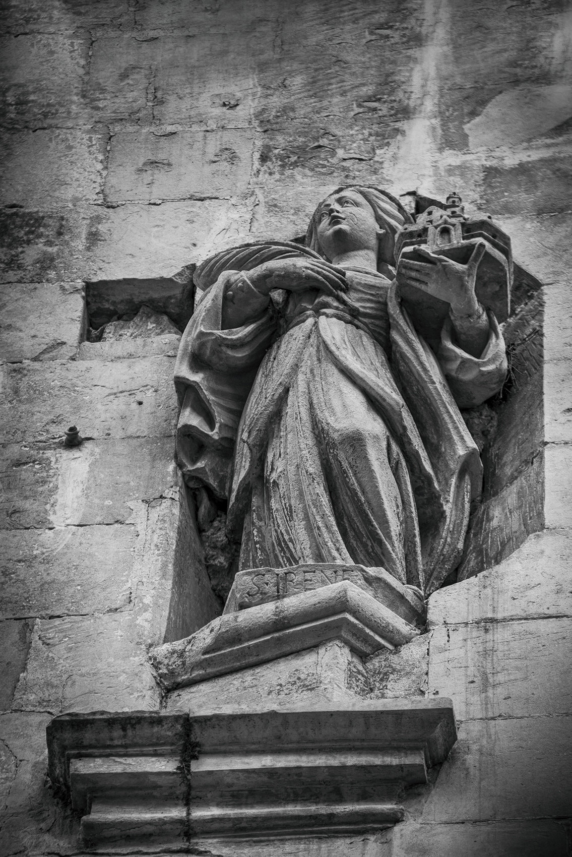 Lala_Amleto_S.Irene_statua situata in_alto_sul_muro_prima_del_Duomo_di_Lecce